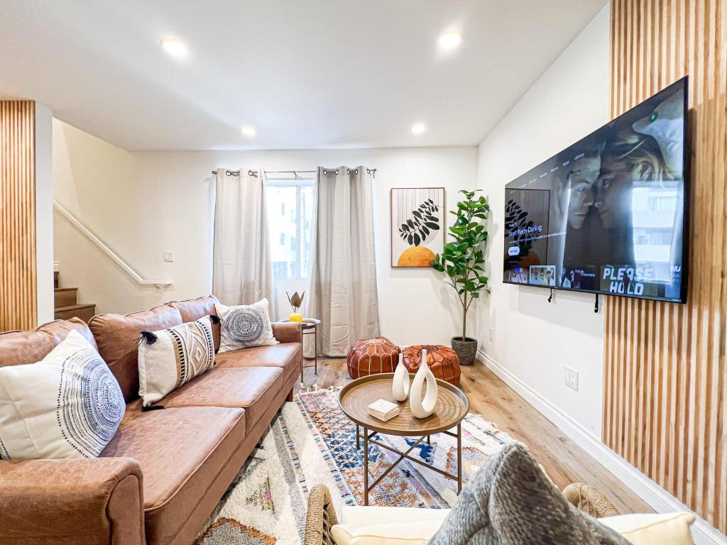 洛杉矶Comfy 2-bedroom home in Hollywood的带沙发和电视的客厅