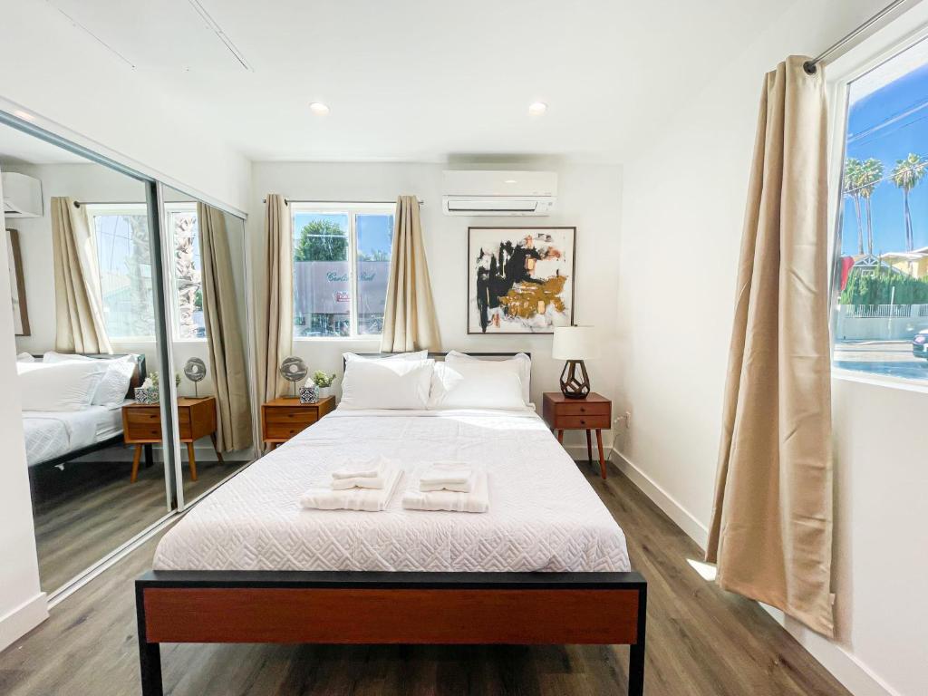 洛杉矶Cozy Habitat的一间卧室配有一张床,上面有两条毛巾