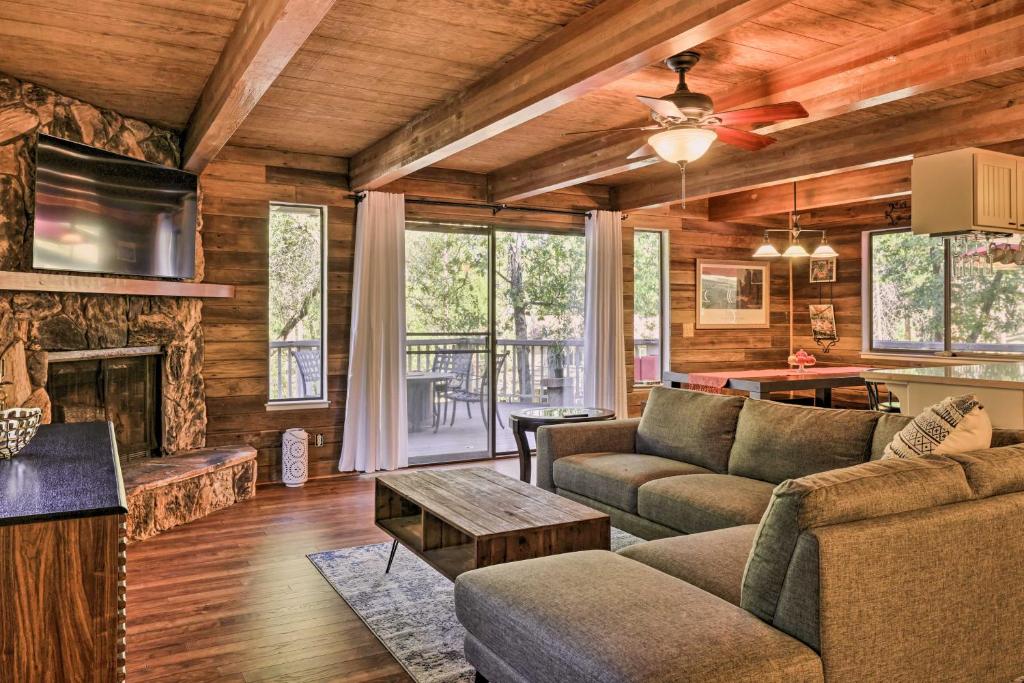 格罗夫兰Spacious Groveland Cabin with Wraparound Deck!的带沙发和壁炉的客厅