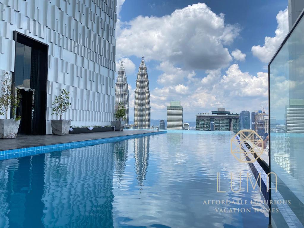 吉隆坡吉隆坡 KLCC景观无边泳池 白金 2 酒店 by LUMA的一座高楼屋顶上的游泳池