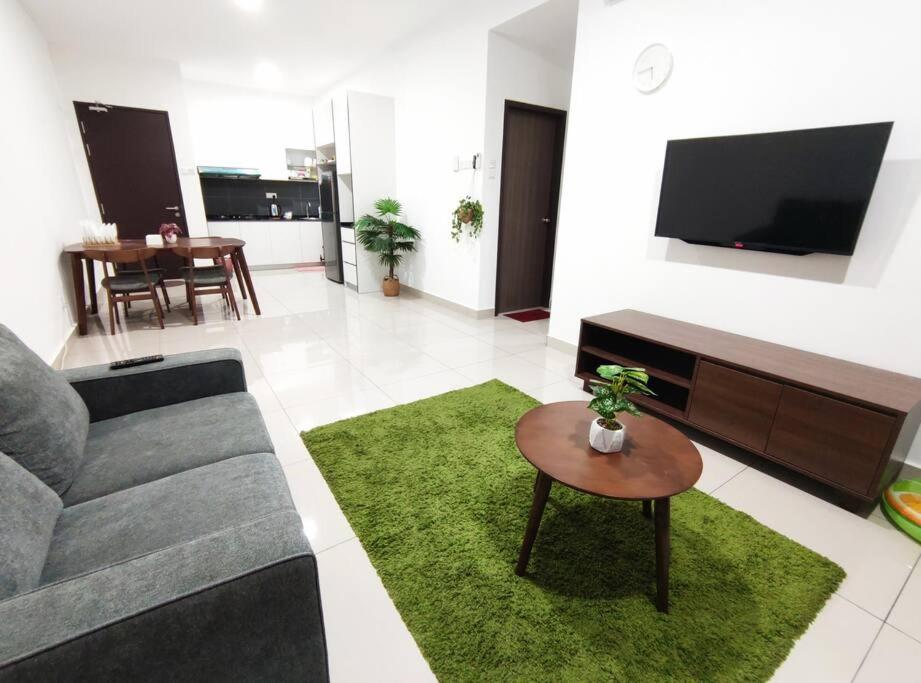 Bandar PenawarCikgukay Desaru Homestay Apartment With Pool View WiFi & Netflix的带沙发、桌子和电视的客厅