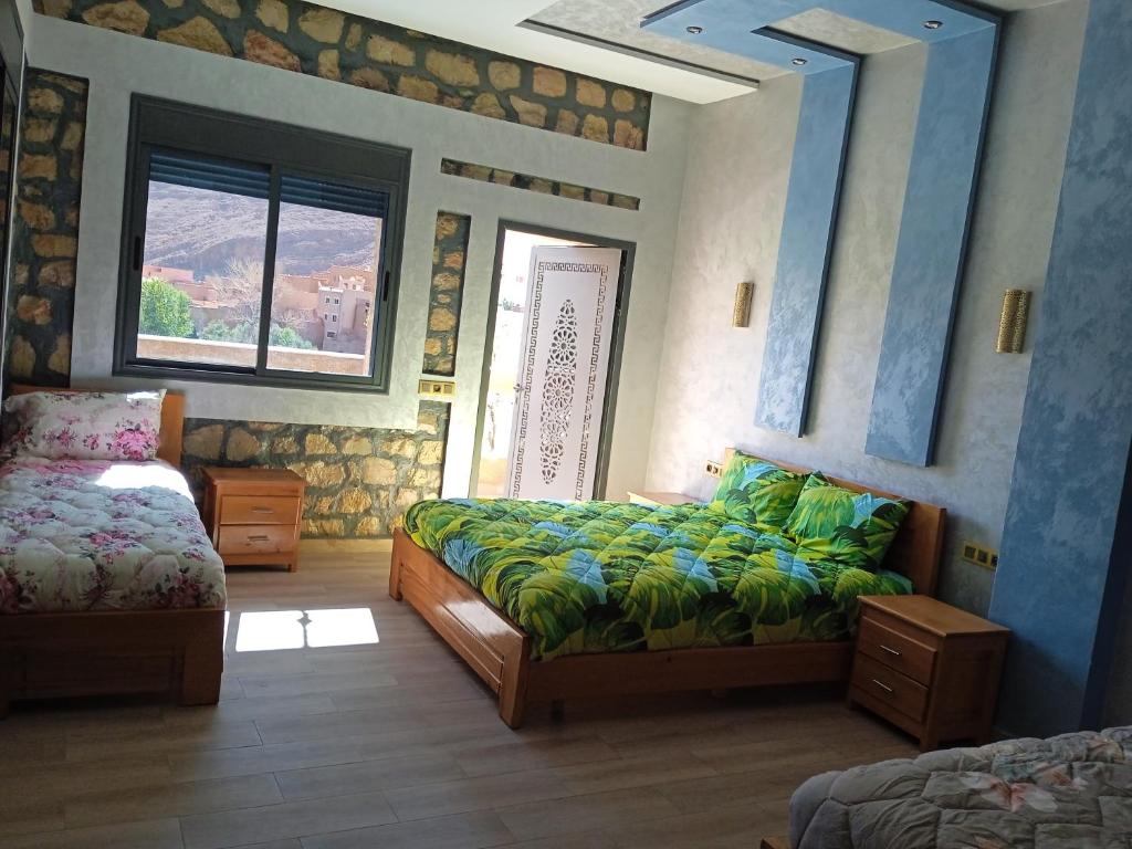 廷吉尔Relais Des Nomades的一间卧室设有一张床和一个窗口