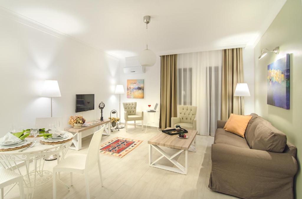 库萨达斯Rodina Suites Hotel的客厅配有沙发和桌子