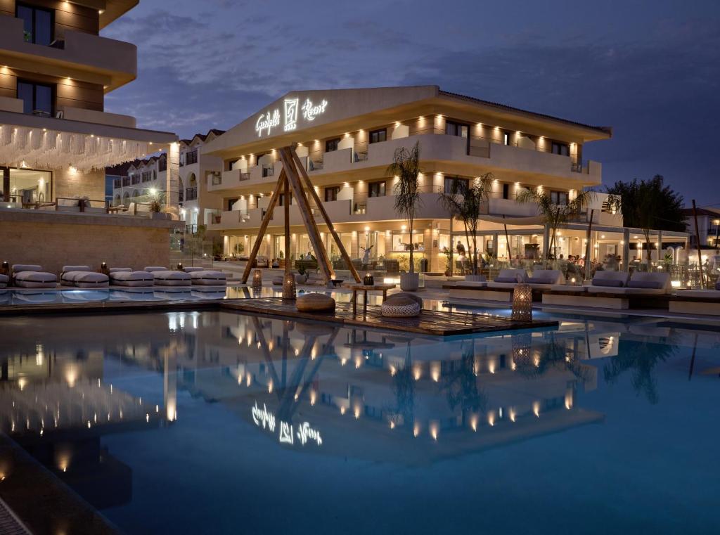 拉加纳斯GARDELLI RESORT的夜间设有游泳池的酒店