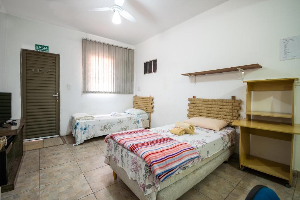 圣保罗HOSTEL HOME ACADEPOL METRO BUTANTA e USP的一间卧室配有两张床,上面有泰迪熊