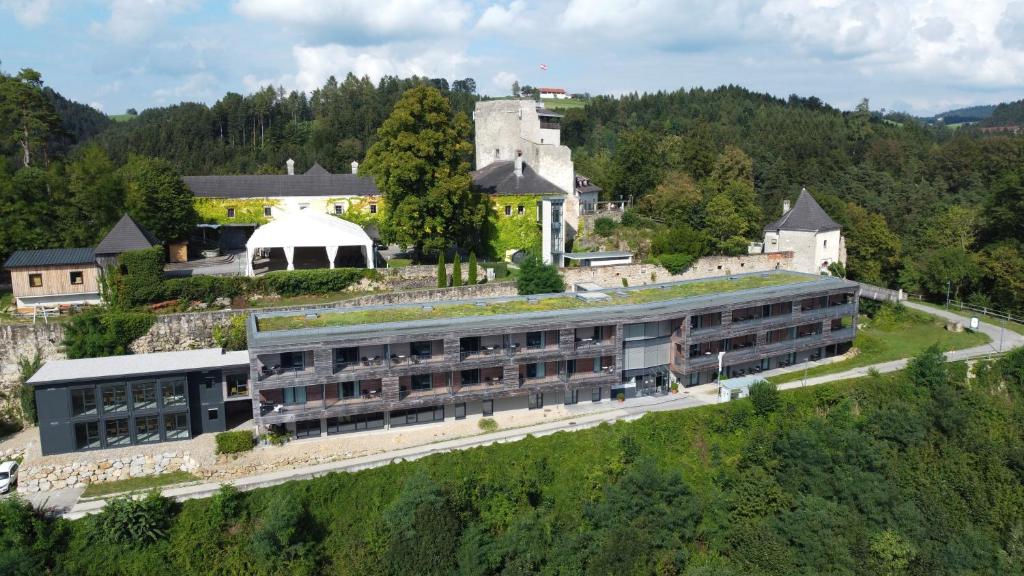 Bad Kreuzen沙茨卡摩尔伯格克鲁曾酒店的享有建筑的空中景致