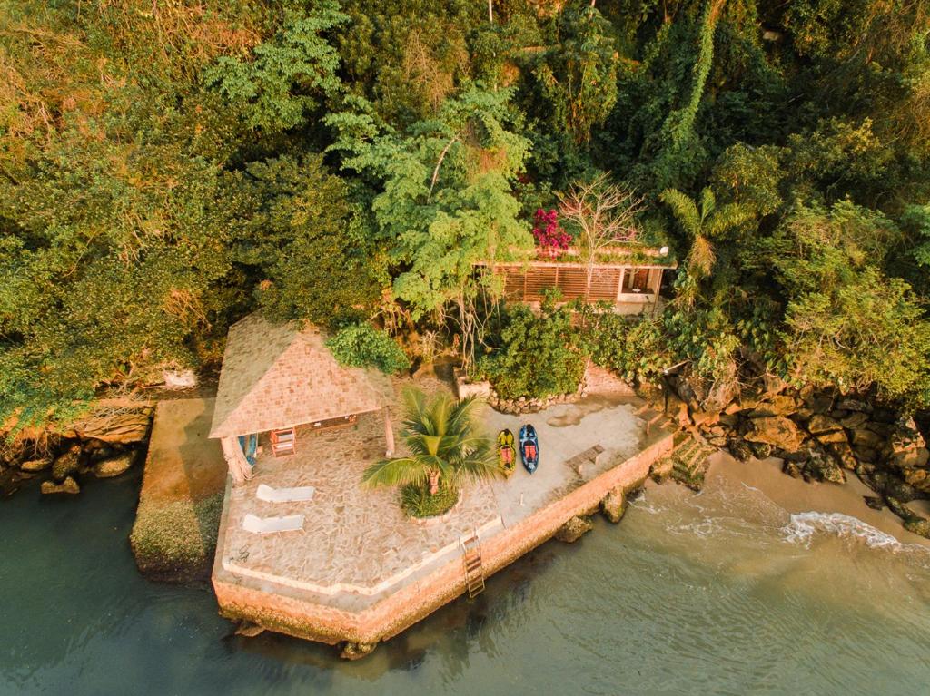 帕拉蒂REFUGIO na frente do mar em Ilha de Araujo的水中岛上房屋的空中景观