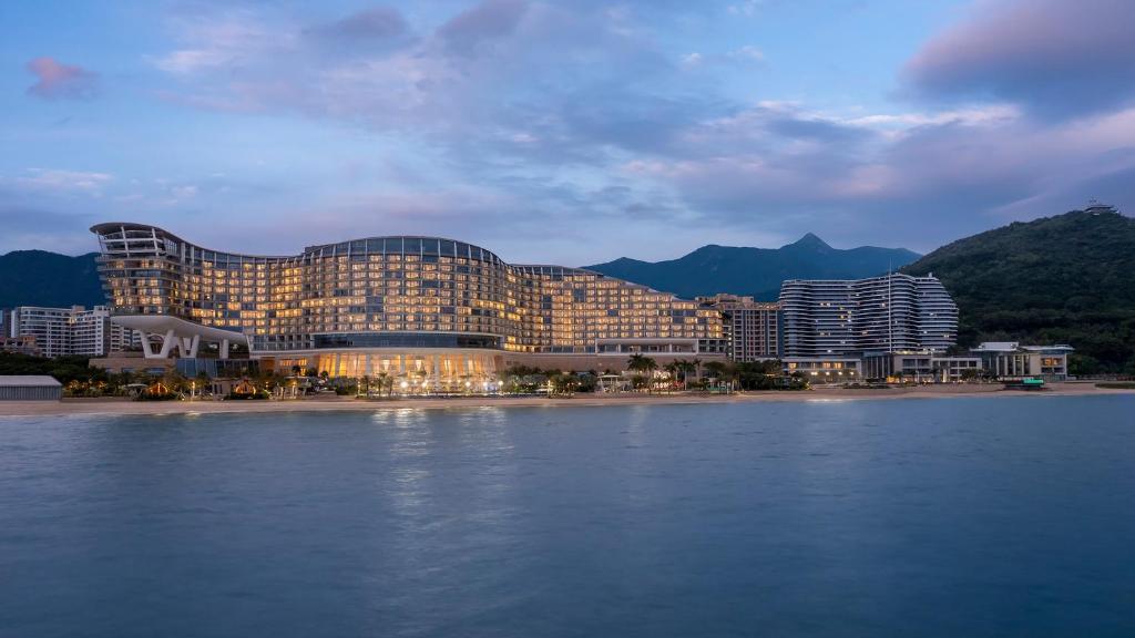 深圳深圳大梅沙京基洲际度假酒店 的水体岸边的建筑物