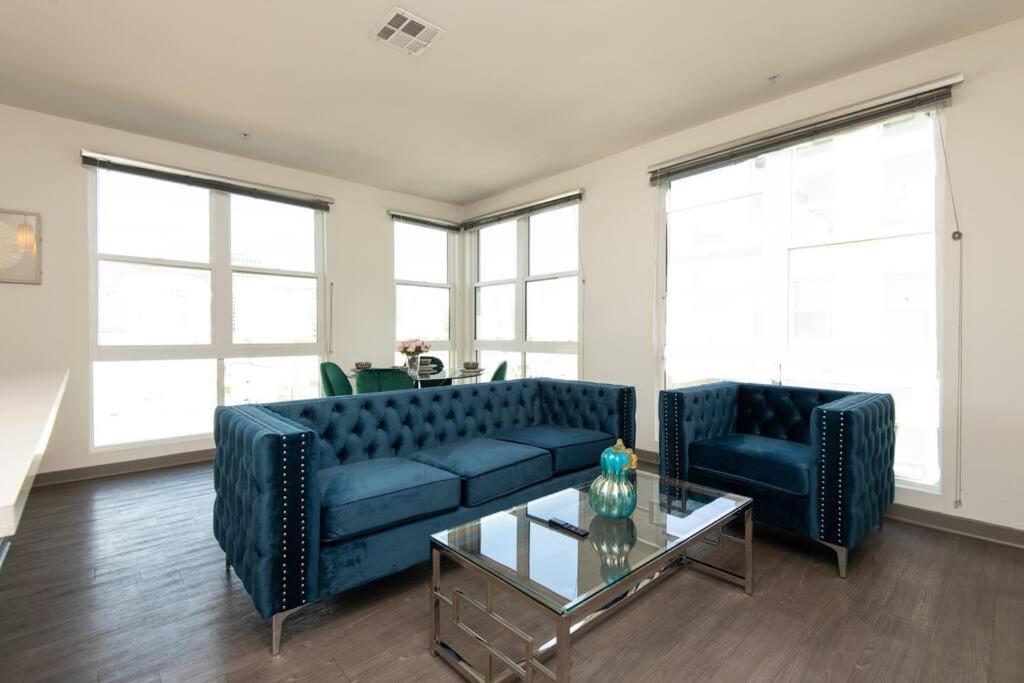 格伦代尔Centrally Located Apartments with Free parking的客厅配有2张蓝色的沙发和1张桌子