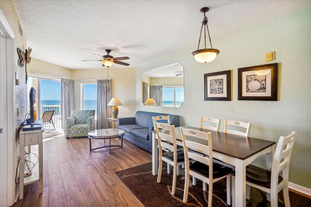 圣徒皮特海滩Sunset Vistas 501W的用餐室以及带桌子和沙发的客厅。