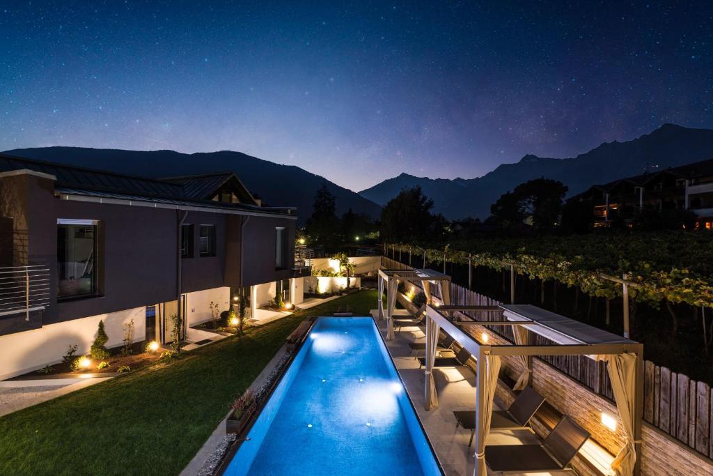 梅拉诺Merangardenvilla adults only的后院,晚上设有游泳池