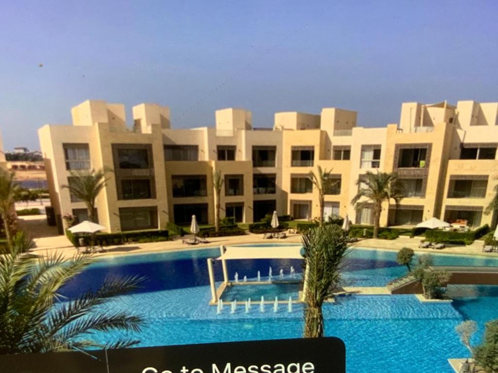 赫尔格达Elgouna Hurghada egypt mangroovy的大型公寓大楼,设有大型游泳池