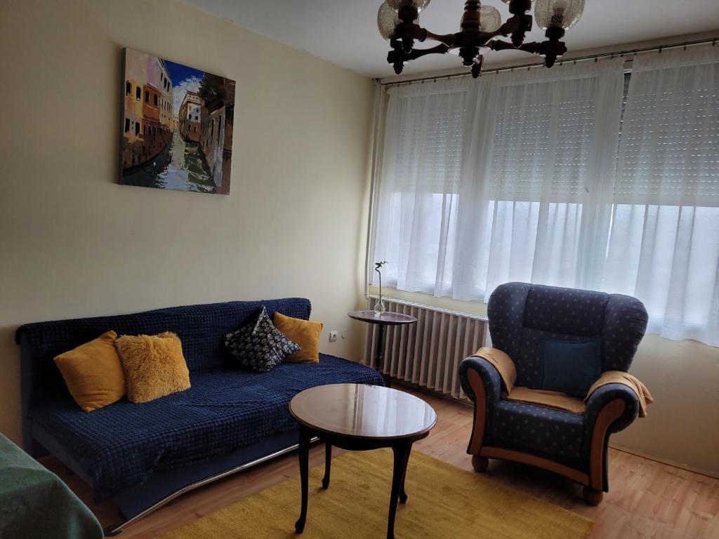 格德勒Sylvis Place的客厅配有蓝色的沙发和椅子