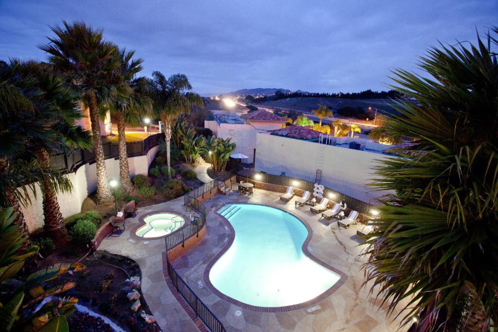 格罗弗海滩格罗弗海滩皮斯莫海滩地区假日酒店的享有游泳池的顶部景色
