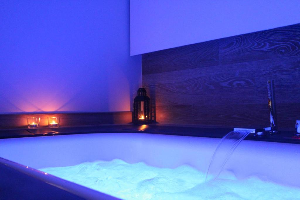 莫诺波利Le casette的蓝色灯的客房内的浴缸