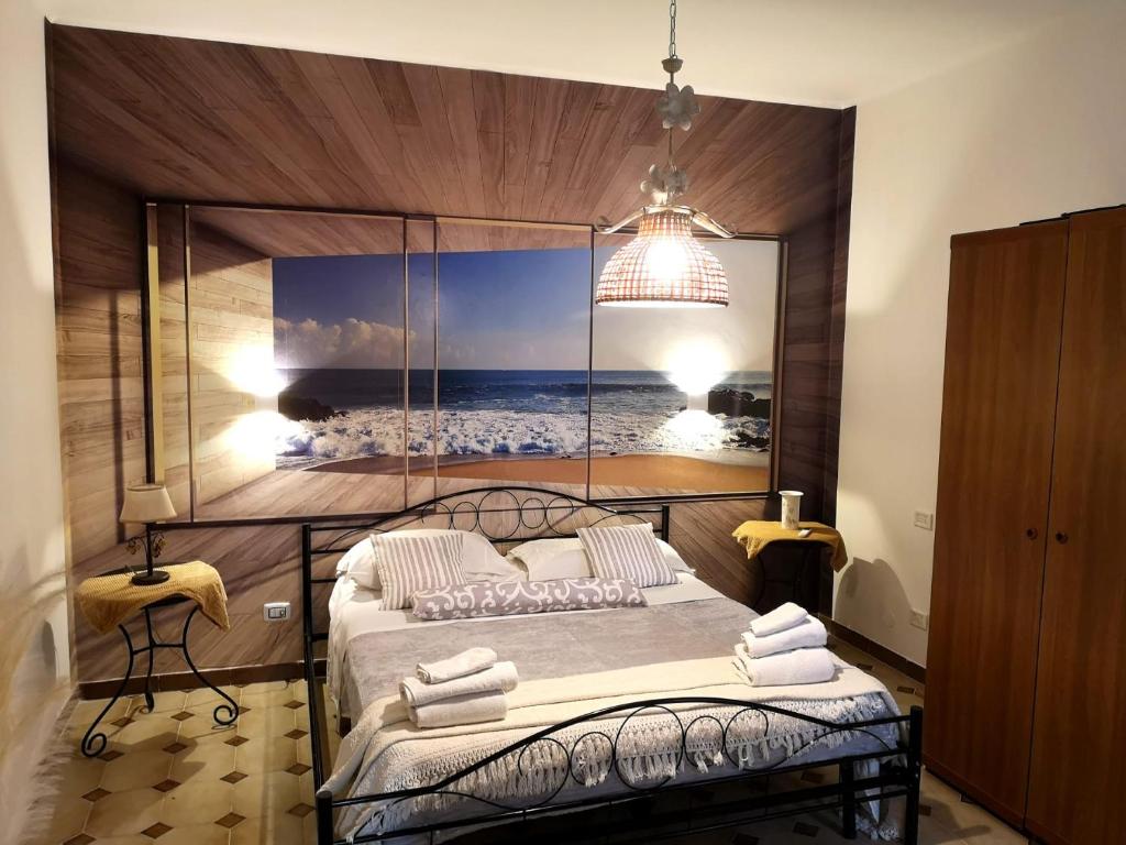 塔兰托the lighthouse accommodation的一间卧室配有一张壁画床