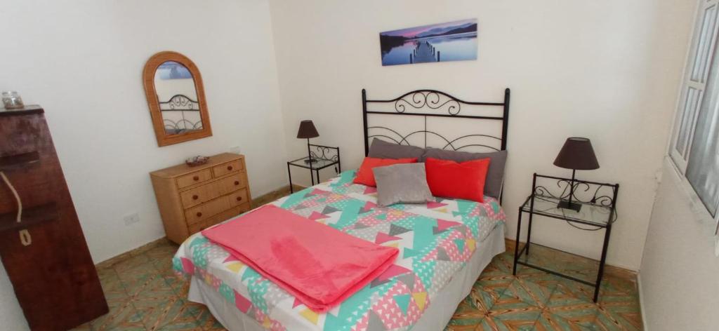 阿格特Casa Álamo Agaete的一间卧室配有一张床、梳妆台和镜子