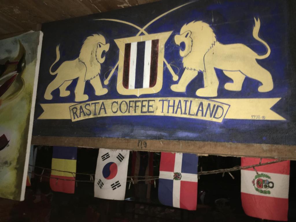 Ban Khlong HaengKoko De Rasta Coffee Lazy house的咖啡种植园的标志,上面有两头大象