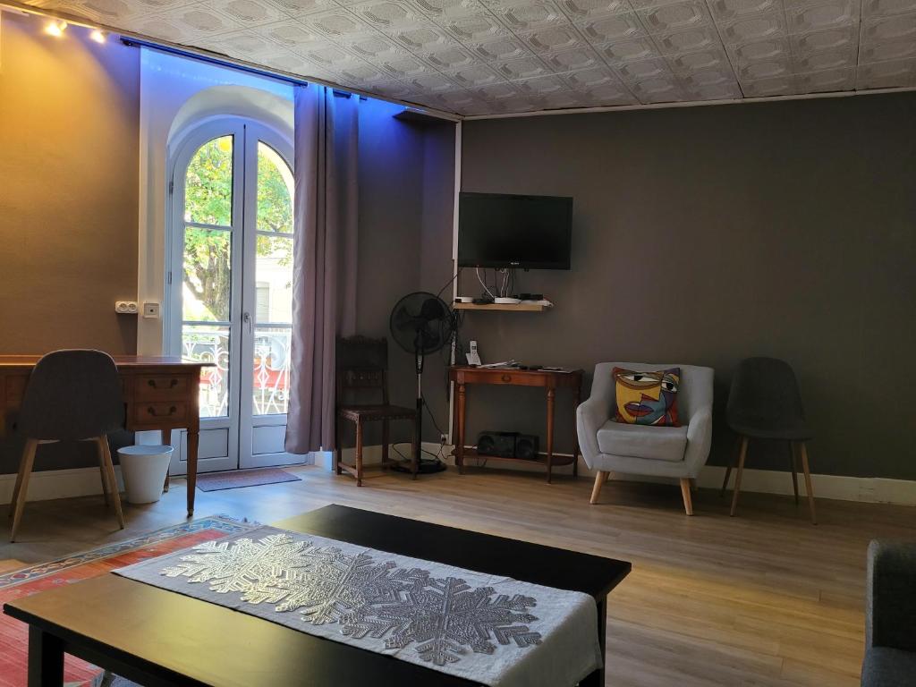 巴涅尔-德吕雄Bel Appartement Bagneres De Luchon Centre的客厅配有沙发和桌子