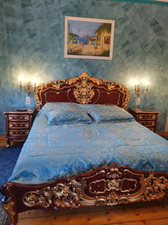 布兰肯堡Villa Imperia, Museums-Hotel的一间卧室配有一张带蓝色棉被的木床
