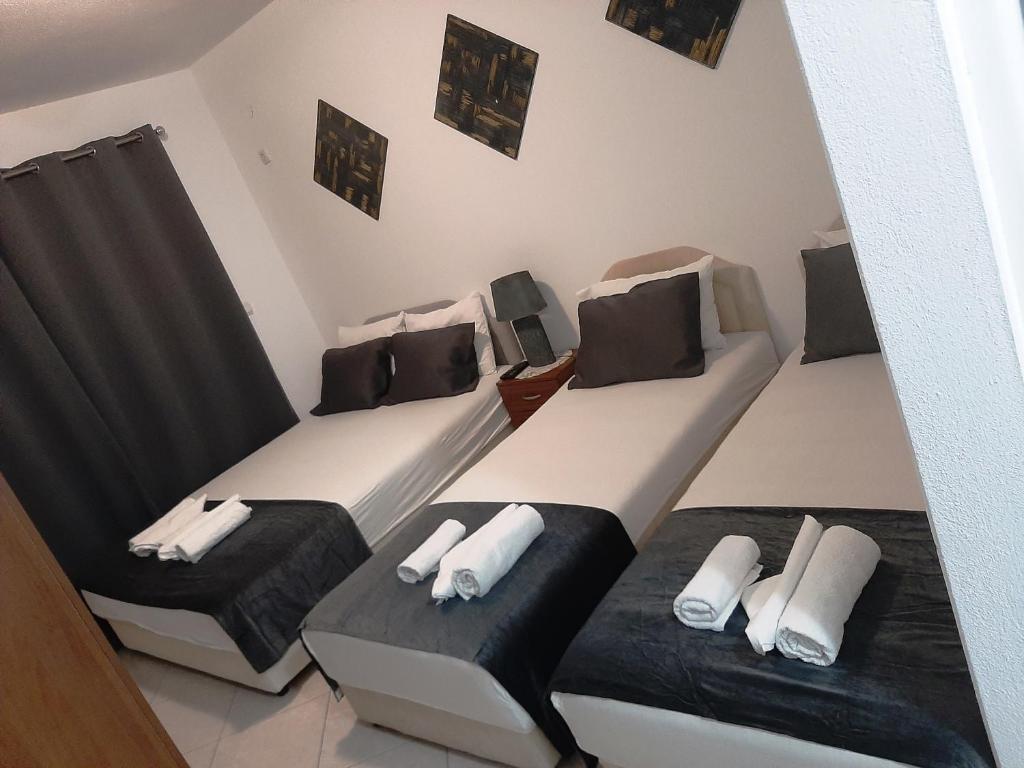 多布拉沃达Villa Alba Apartments的两张带黑白枕头的床