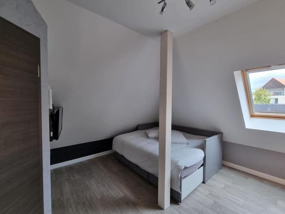 普洛布塞姆Studio de la Demi Lune的一间小卧室,配有床和窗户