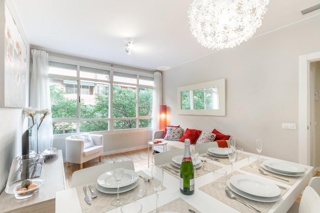 巴塞罗那Elegance Barcelona Rentals的白色的客厅配有桌子和沙发