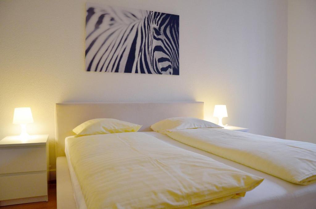 巴塞尔Rent a Home Landskronstrasse - Self Check-In的卧室配有一张墙上斑马图床