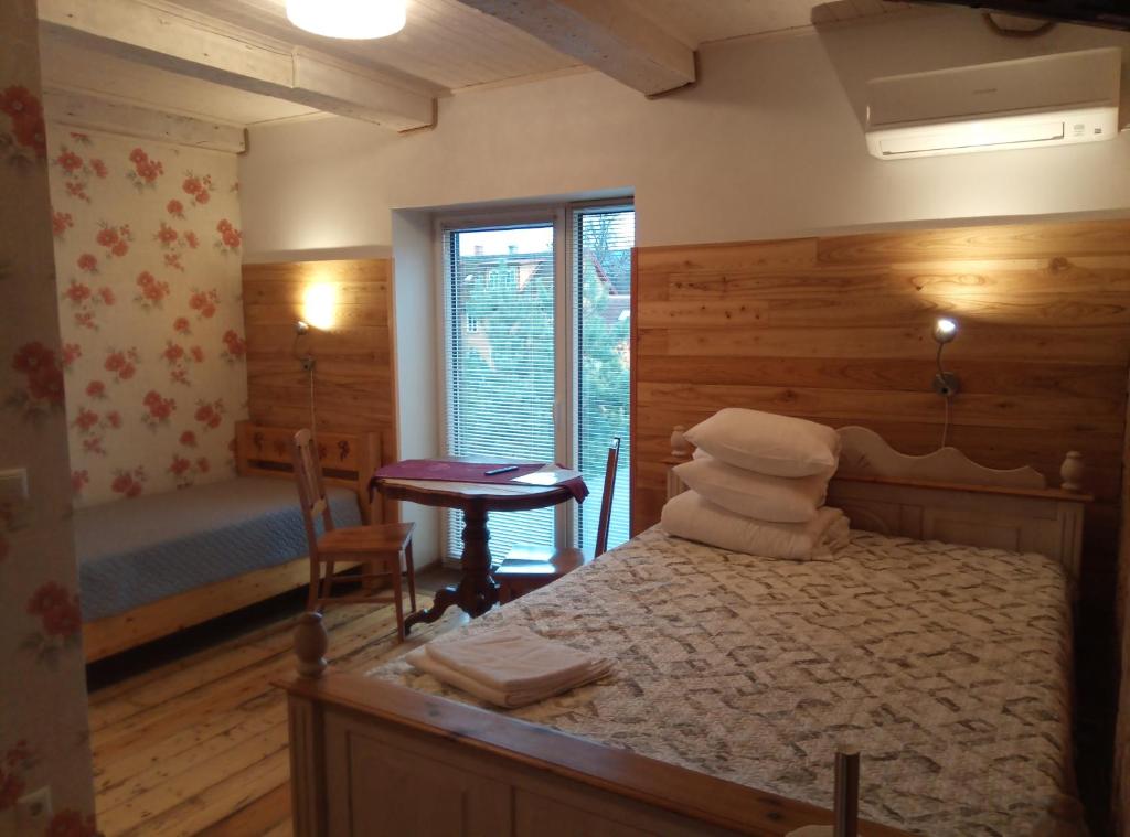 维尔扬迪TäheMaja5的一间卧室配有一张床、一张桌子和一个窗户。