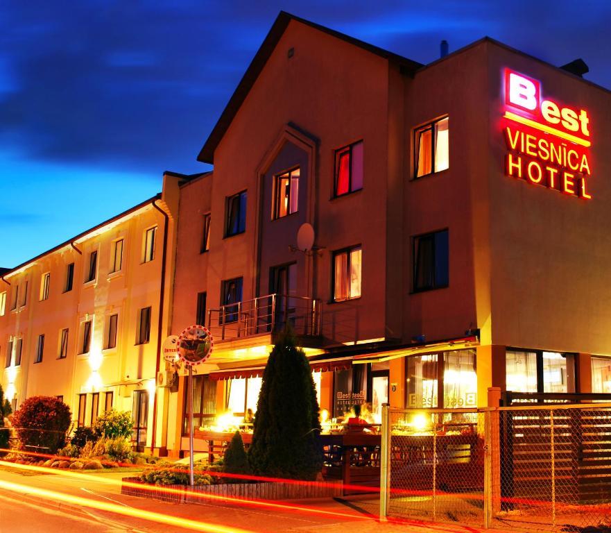 里加Hotel BEST with FREE PARKING的标有读取最佳西方酒店标志的酒店