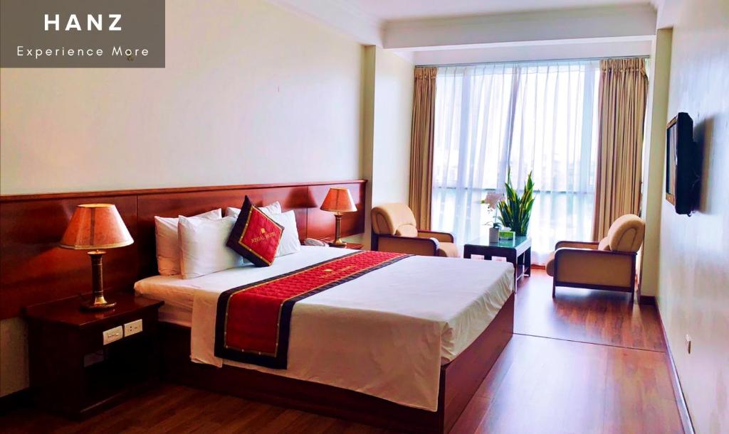 河内HANZ Regal Hotel Hanoi的酒店客房设有一张床和一个大窗户