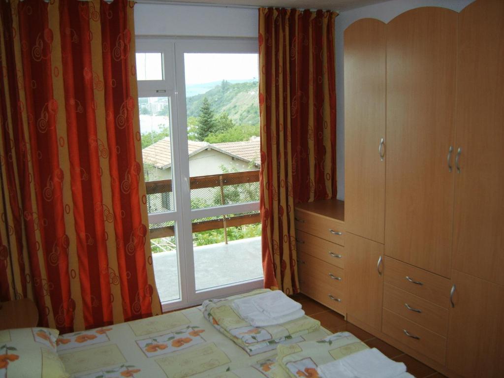 巴尔奇克Villa Snejanka的一间卧室设有一张床和一个美景窗户。