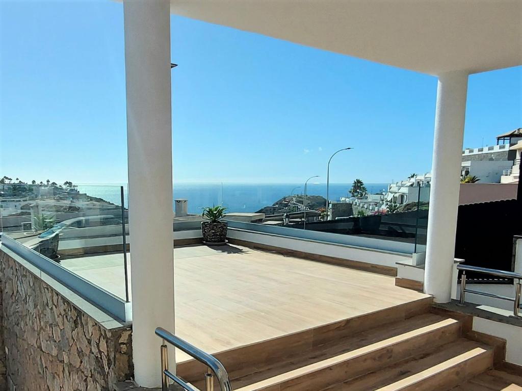波多黎各Villa Playa Amadores - Luxury villa with heated pool的海景阳台设有楼梯。