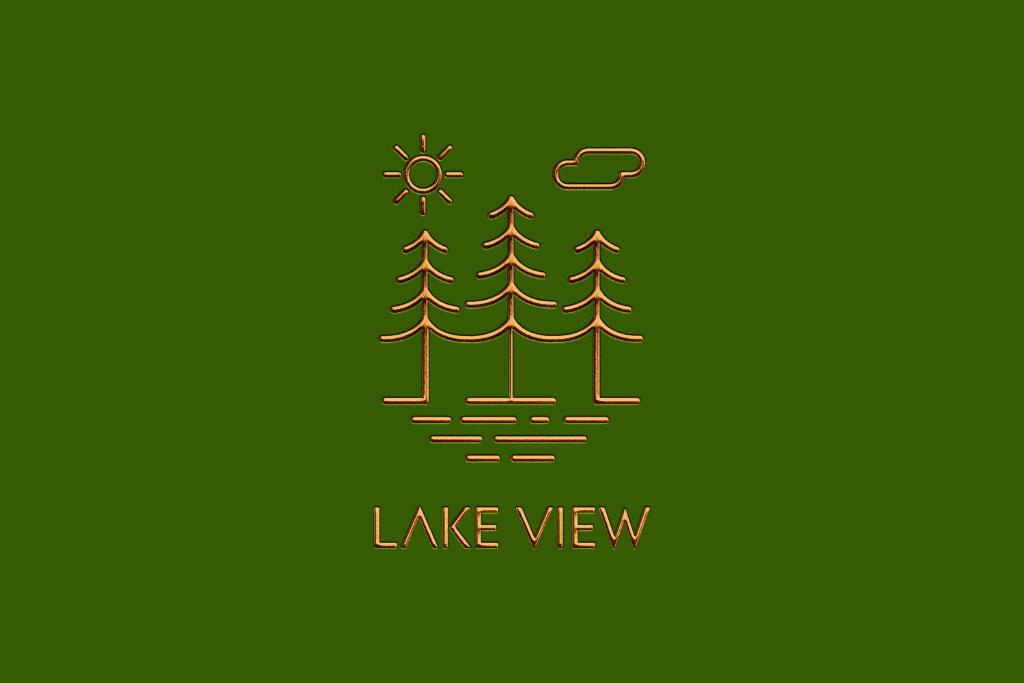 博罗沃耶Lake View的绿树成荫的绿色标志和如风景的词