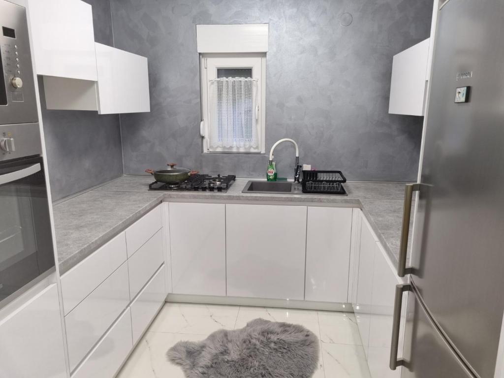 ČepinKuća za odmor Rita的厨房配有白色橱柜和水槽