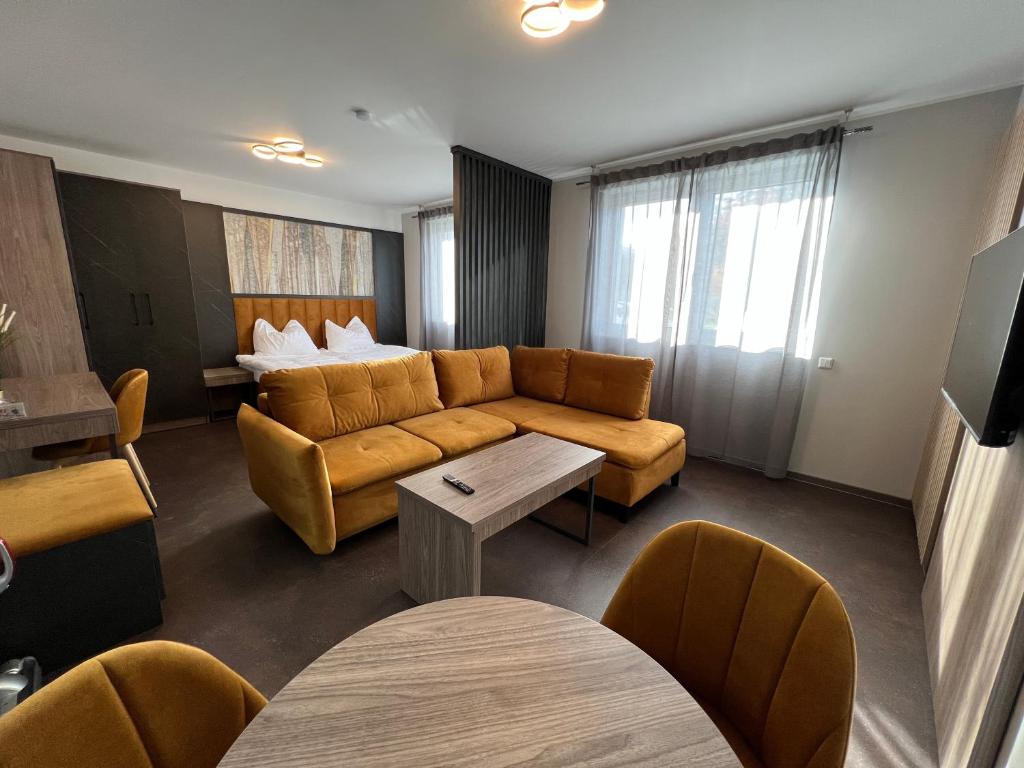 贝德堡BonApart的客厅配有沙发和桌子