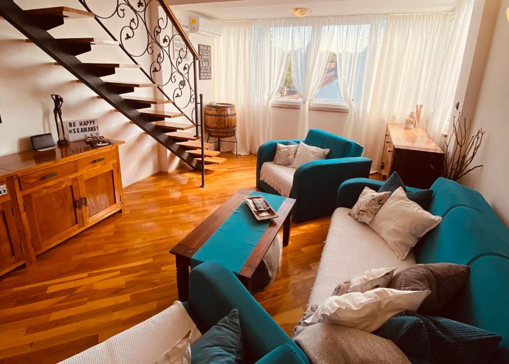 克拉列维察Seamans Apartment的客厅配有蓝色的沙发和桌子