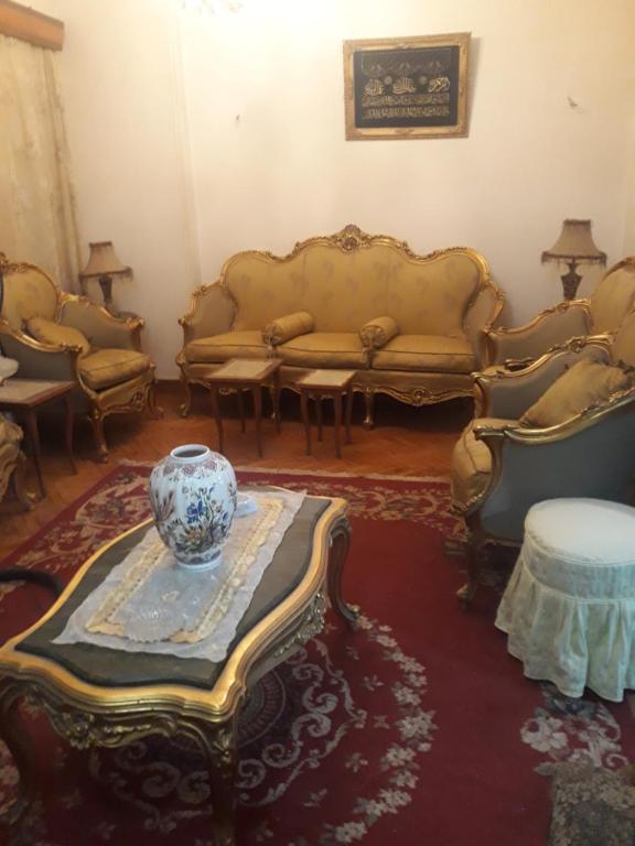Quḩāfahمنطقة الاستاد بطنطا的带沙发和桌子花瓶的客厅