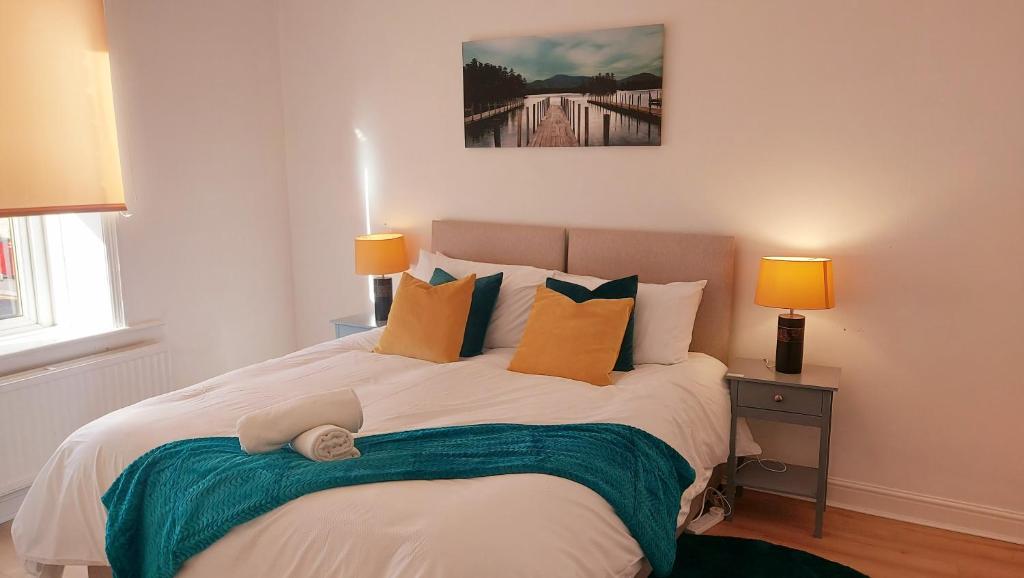 谢菲尔德Hilltop Place Suites Flat Above 250的一间卧室配有一张带枕头的大床