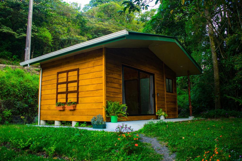 蒙泰韦尔德哥斯达黎加Cabañas Lys的小型小木屋,设有倾斜的屋顶