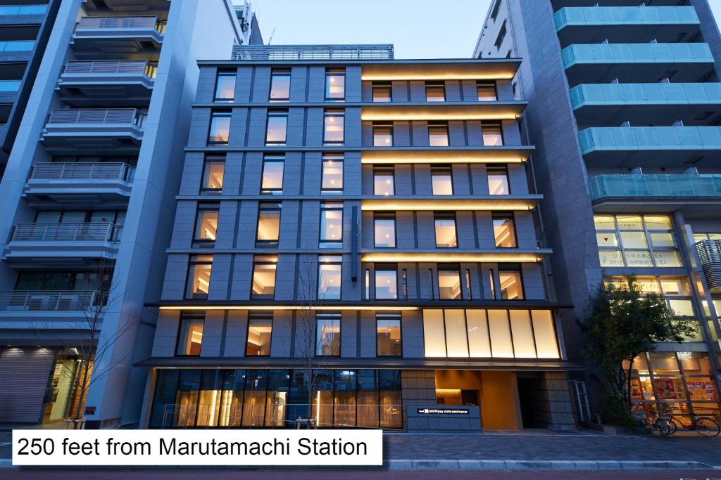 京都hotel MONday KYOTO MARUTAMACHI的曼哈顿车站脚下公寓楼 ⁇ 染