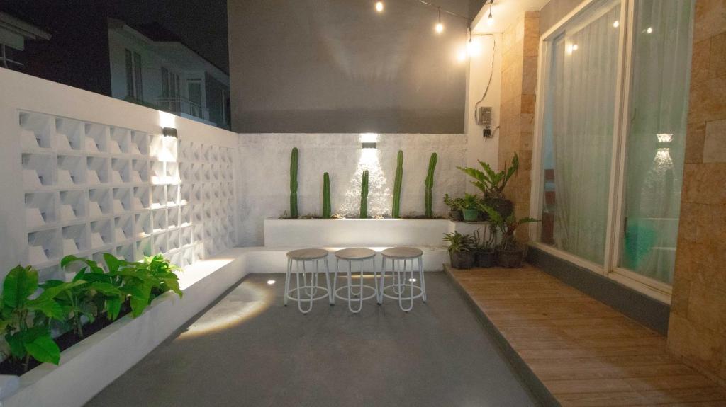 巴图Villa Shiny with Karaoke & Chill Spot的客厅里放着两个凳子和植物