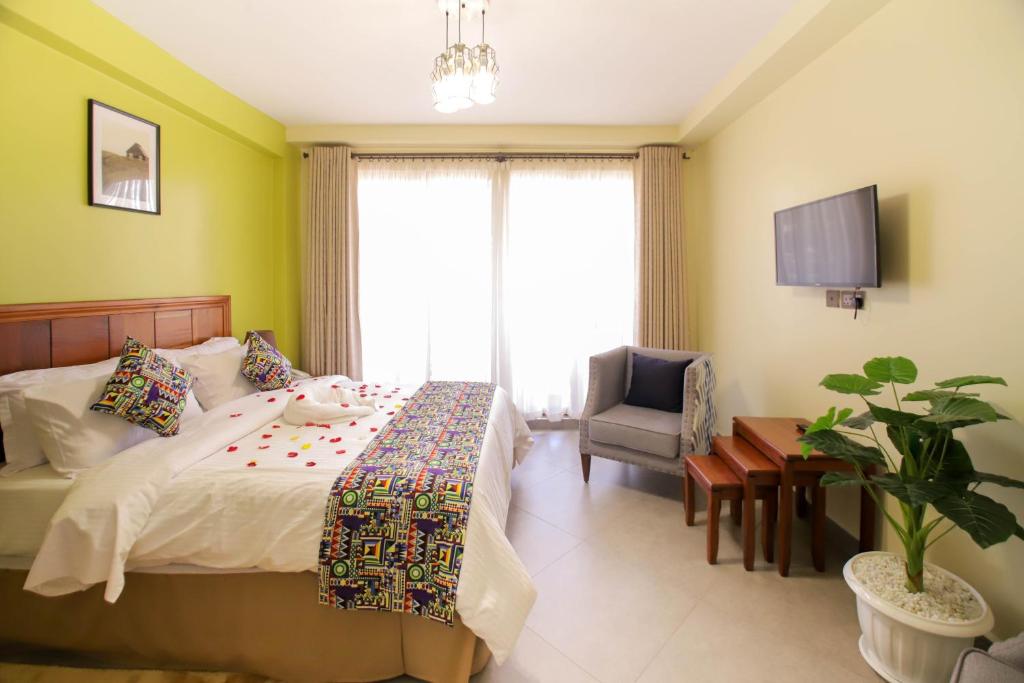 内罗毕Lantern Serviced Apartments的卧室配有床、椅子和窗户。