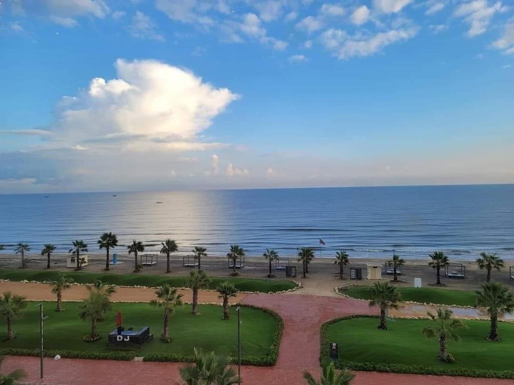`Ezbet Shalabi el-RûdiPorto Said luxury hotel rentals的度假村的海景