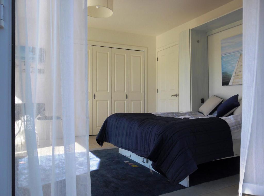欧尼罗亚蓝鸟旅馆的一间带床的卧室,位于带窗户的房间内