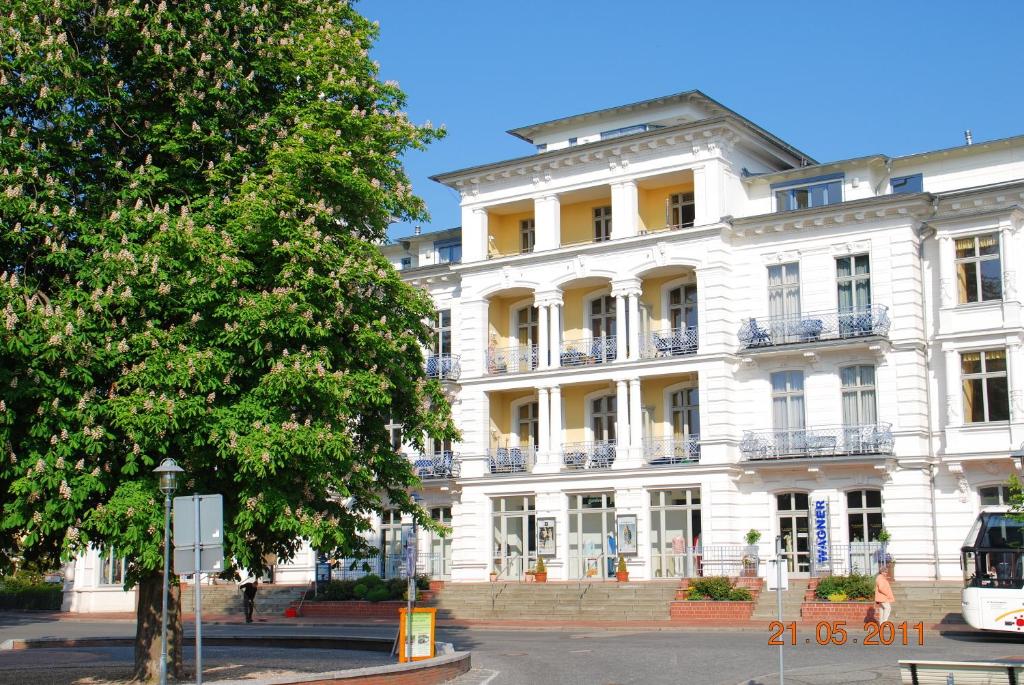 黑灵斯多夫Seeschloss-App-05的前面有棵树的白色建筑
