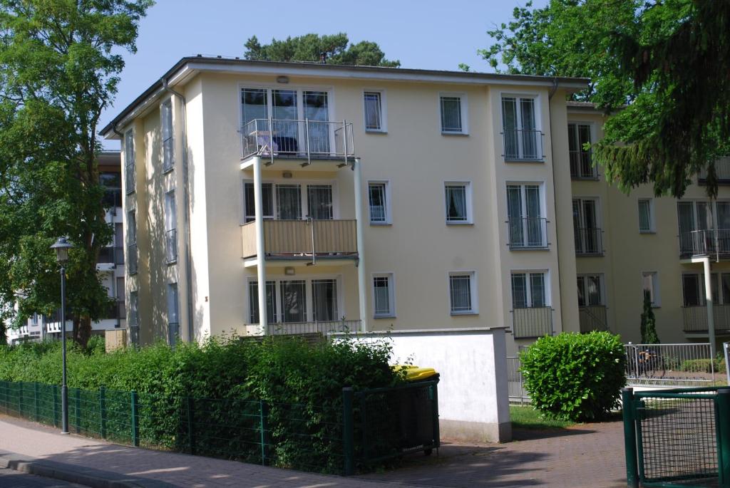 黑灵斯多夫Strandoase-Whg-16的带阳台的大型白色建筑