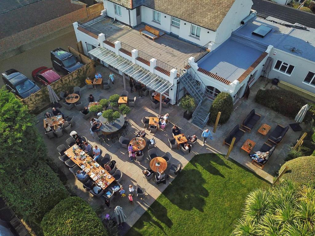 利特尔The Seaview, East Preston的餐厅的顶部景色,人们坐在桌子上