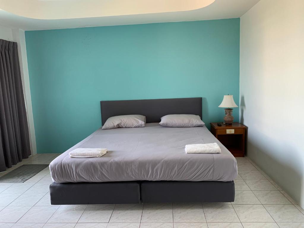 卡马拉海滩Kamalaburi Guesthouse的一间卧室配有一张床,上面有两条毛巾
