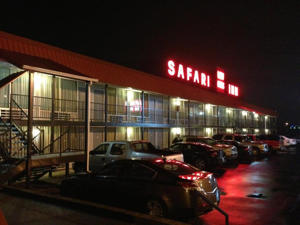 默夫里斯伯勒Safari Inn - Murfreesboro的一间沙利商店,晚上外面停有汽车